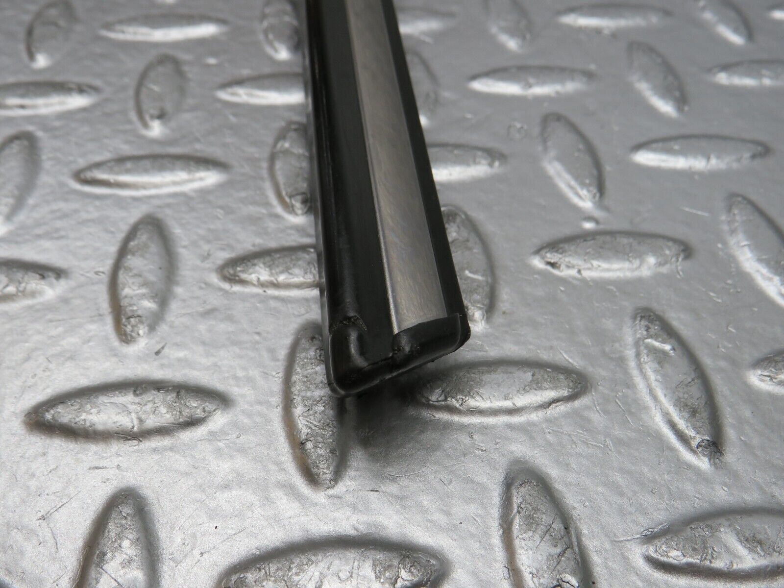 33630 Mercedes-Benz W123 Front Left Door Centre Moulding Trim