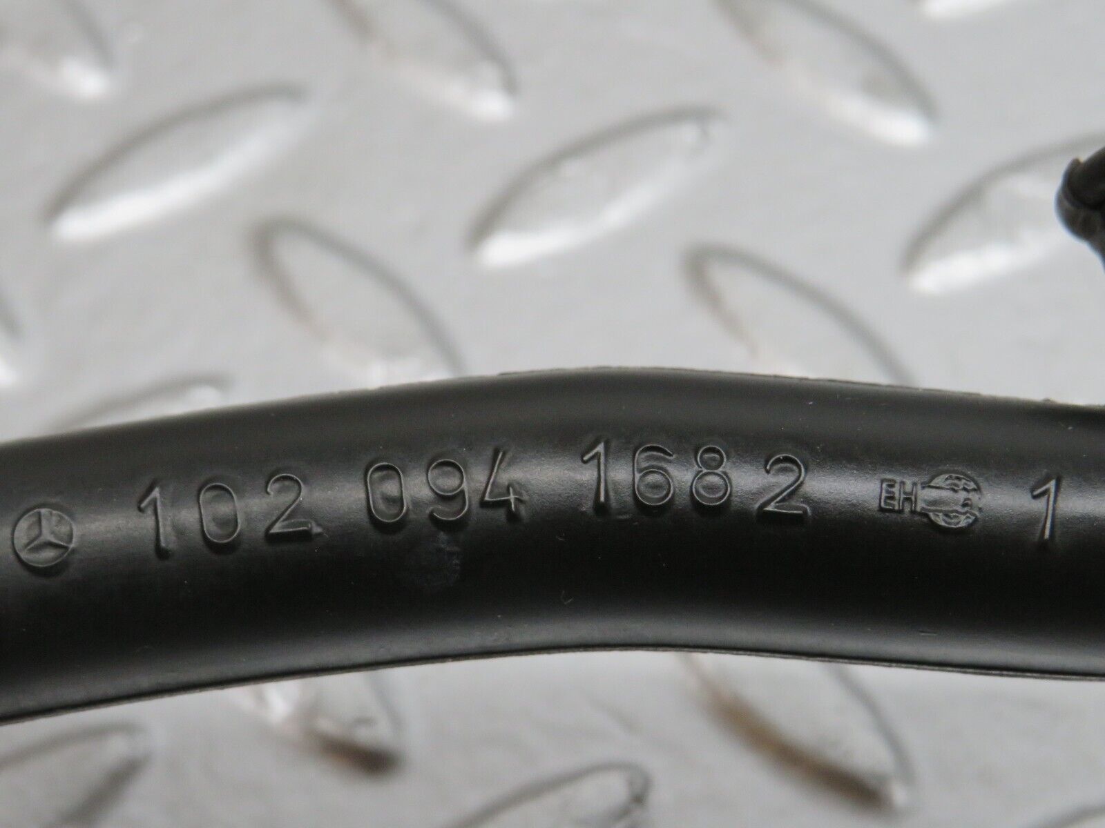 32166 Mercedes-Benz W123 230E Air Intake Pipe 1020941782 1020941682