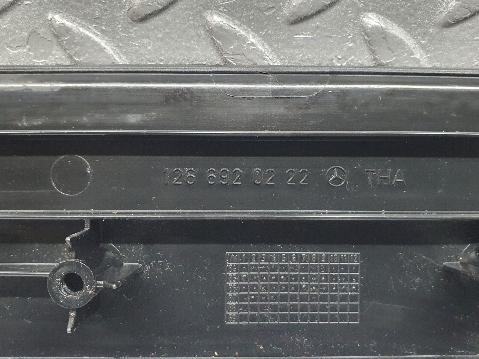 41115 Mercedes-Benz W126 300SE B Pillar Bottom Cover Right 1266920222