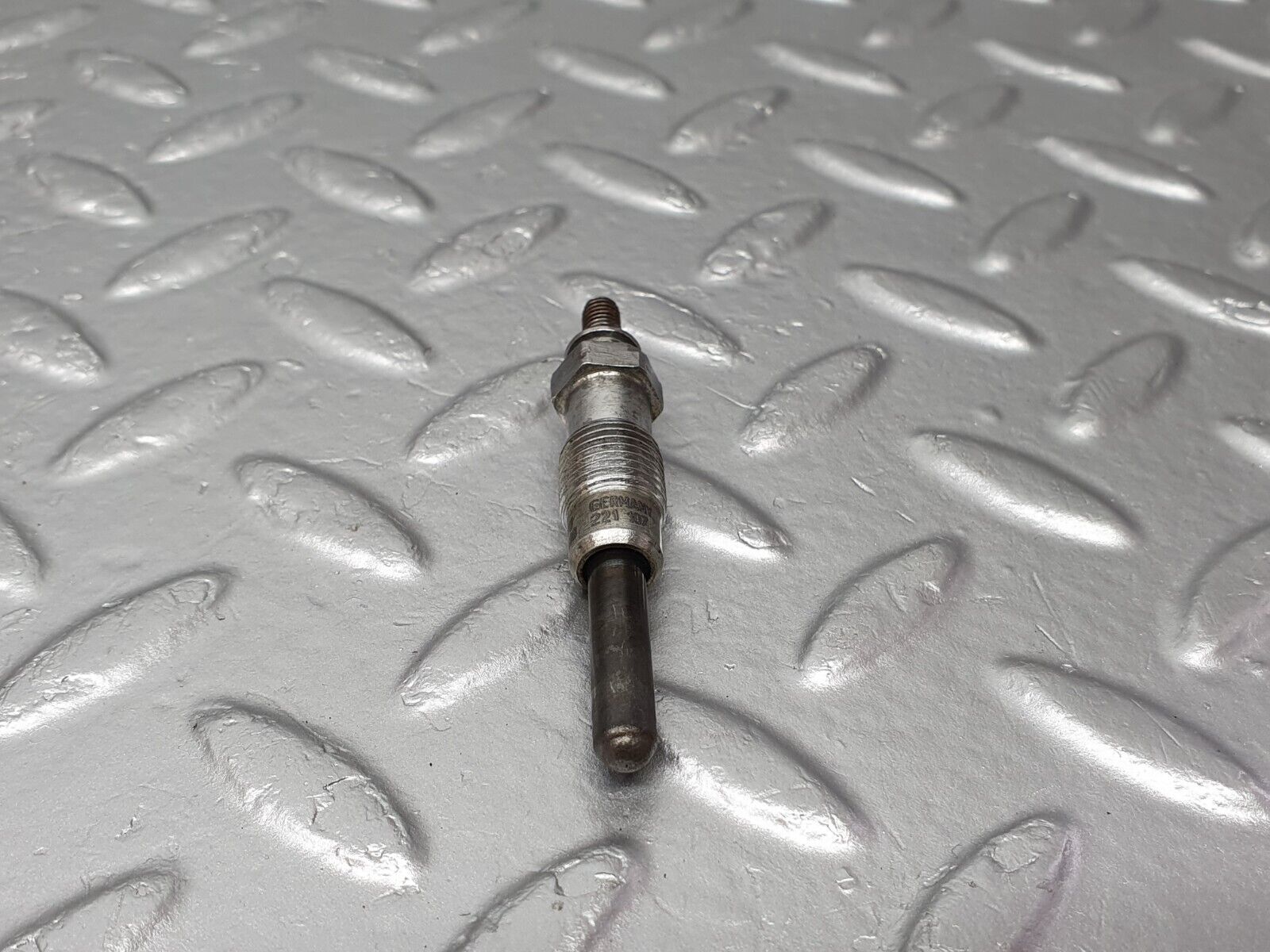 40847 Mercedes-Benz W123 300D Glow Plug Beru 0100221107