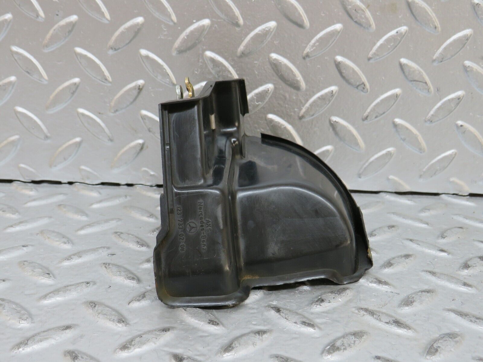 28288 Mercedes-Benz S123 240D Wagon Front Right Door Lock Mechanism 1237330208