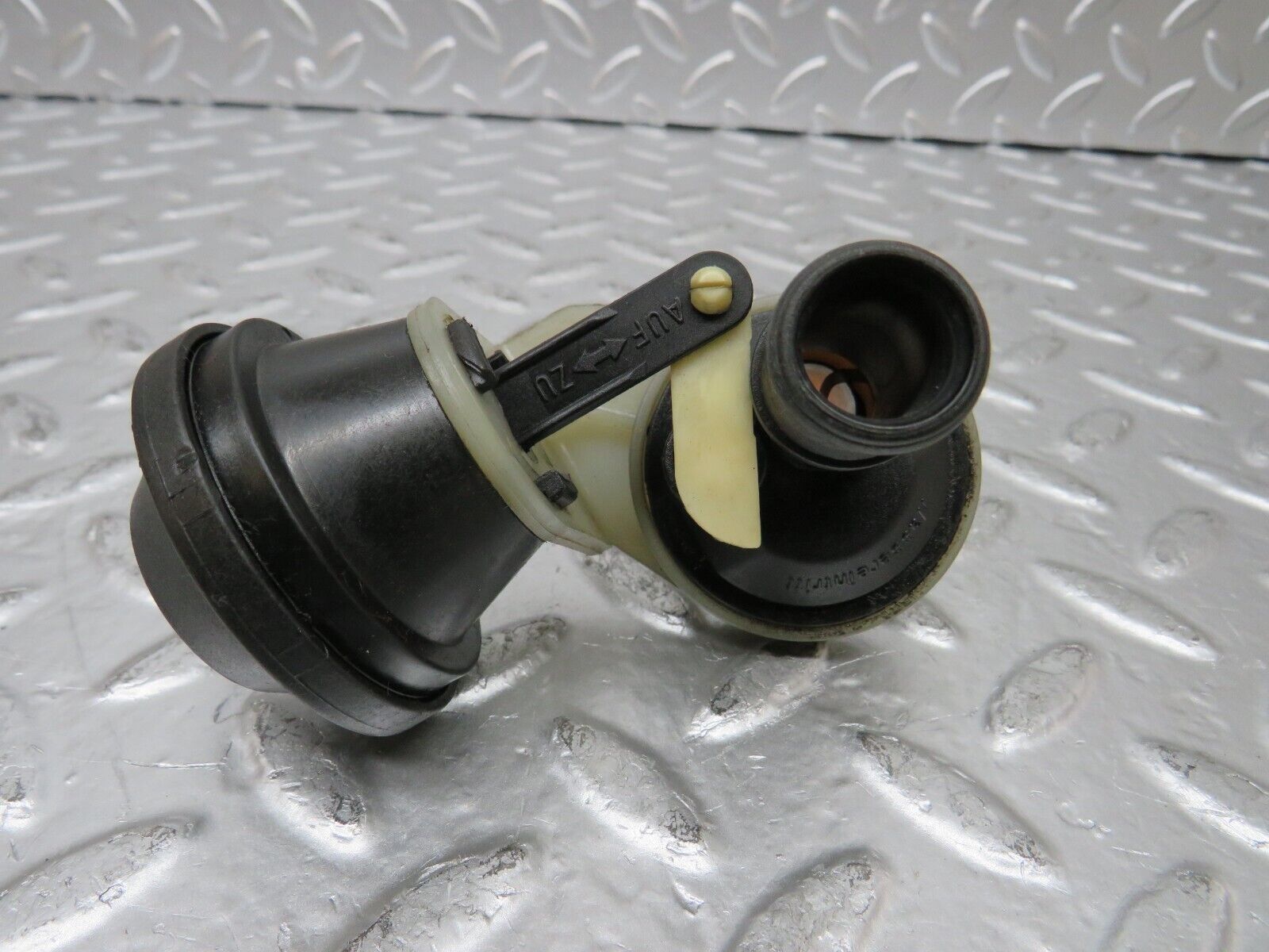 25196 Mercedes-Benz W201 190D Heater Control Valve