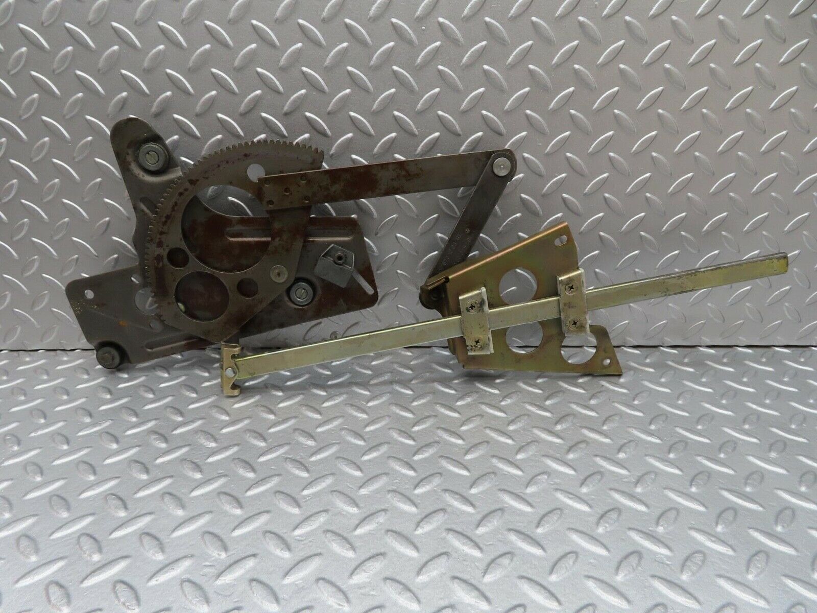 14002 Mercedes-Benz C107 280SLC Rear Right Power Window Regulator 1076701003