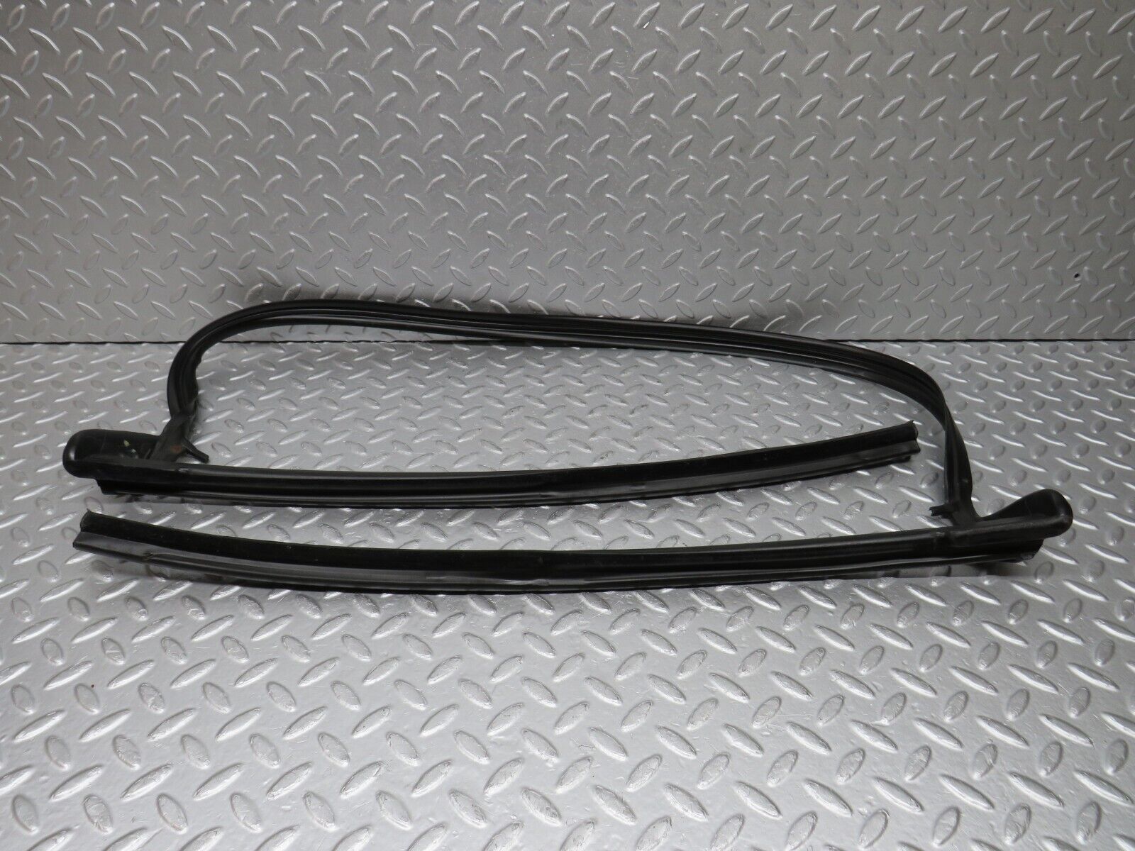 38606 Mercedes-Benz R129 280SL Coupe Front Windscreen Rubber Seal