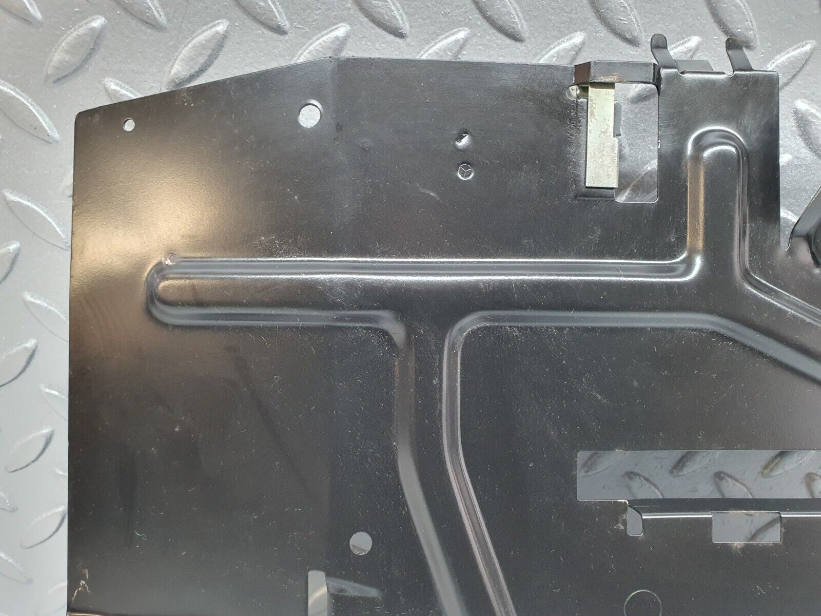 41186 Mercedes-Benz W126 300SE Left Footwell Relay Holder Bracket