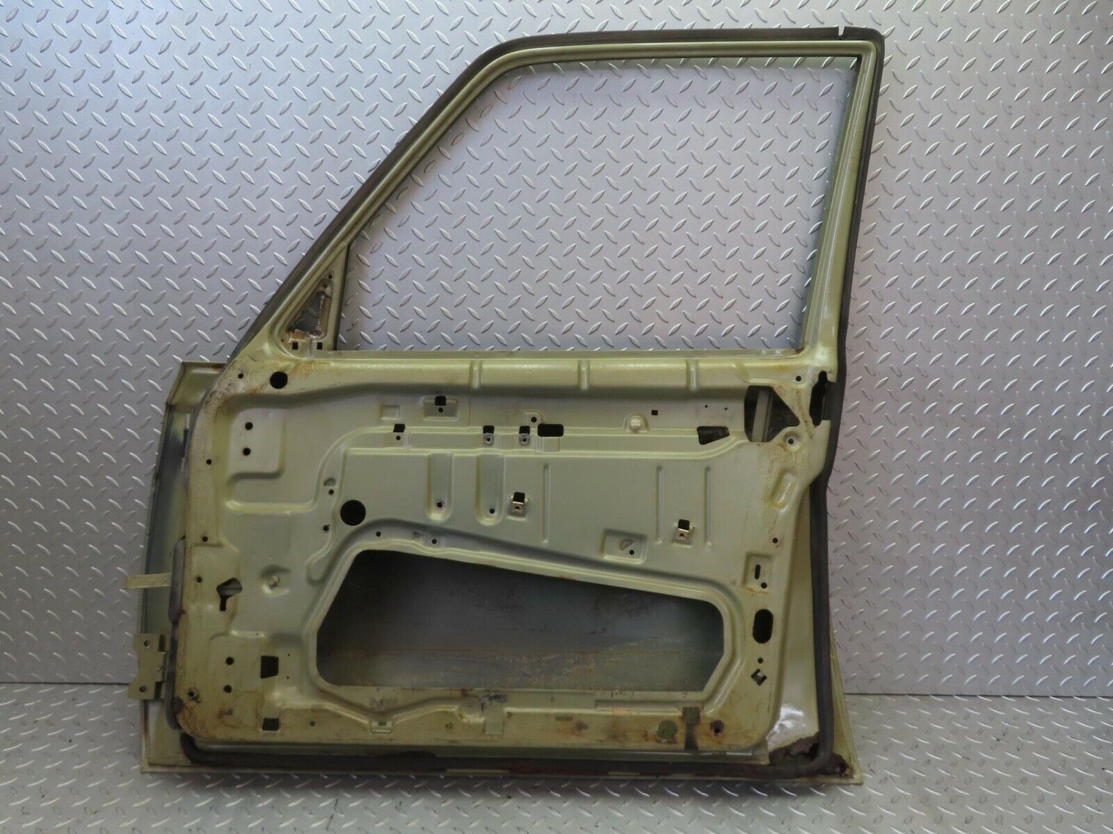 13639 Mercedes-Benz W123 200 Front Right Door