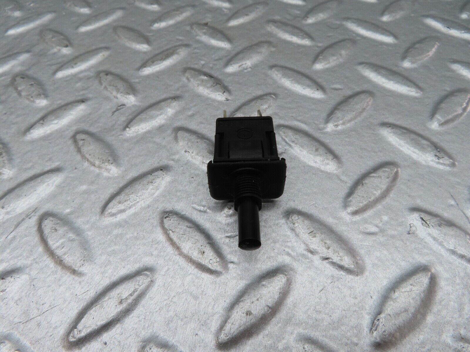 18087 Mercedes-Benz W123 200 Door Contact Switch 0008212852