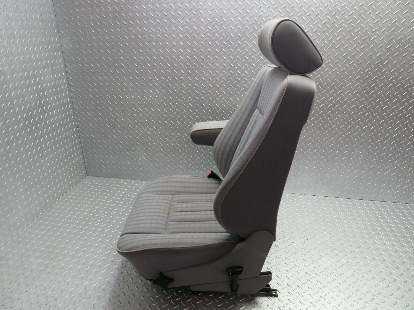 24370 Mercedes-Benz S124 220TE Wagon Front Left Seat Grey