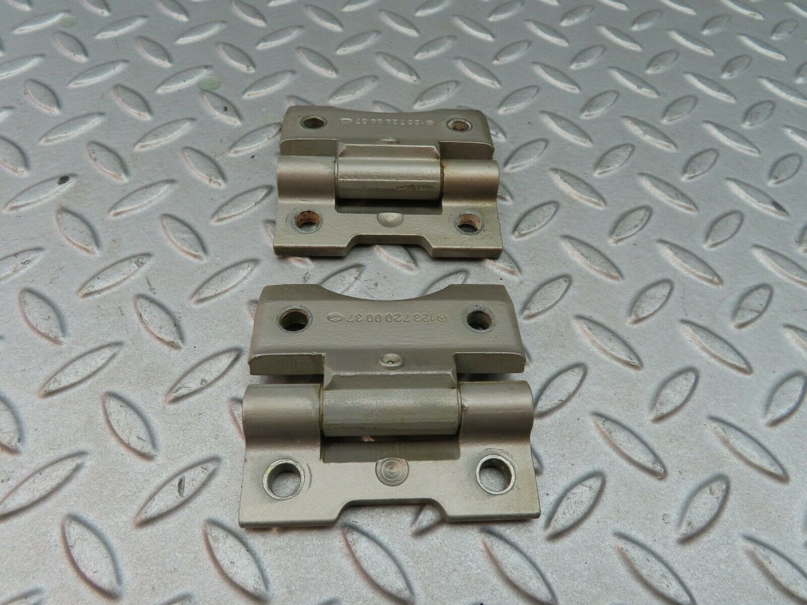 6245 Mercedes-Benz W126 380SE Door Hinge Front Right Pair 1237200037