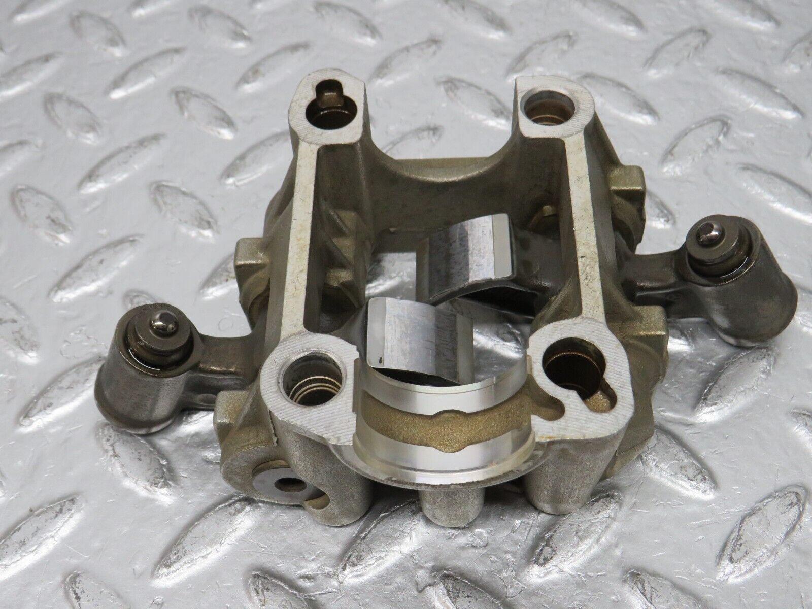 32624 Mercedes-Benz S124 300TE Rocker Arms Camshaft Bearing Block 1030510610