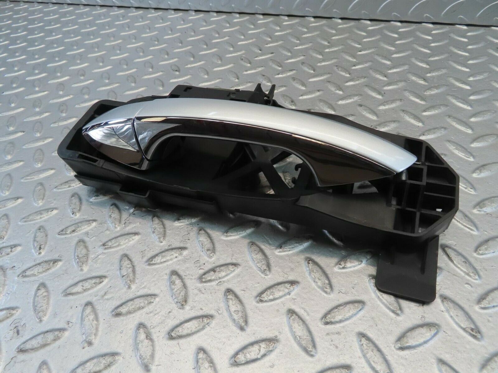 11172 Mercedes-Benz W221 S320 Front Left Door Handle 2217601334