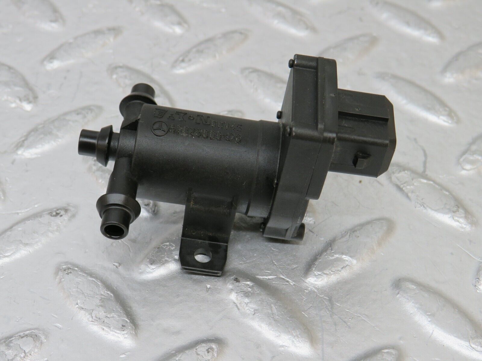 34888 Mercedes-Benz W210 320E Heater Control Vacuum Valve 2028000178