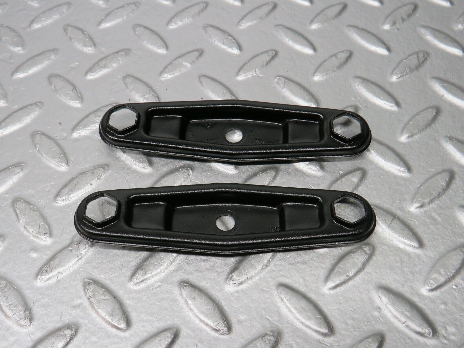 30907 Mercedes-Benz W201 190E 2.0L Fuel Injector Bracket