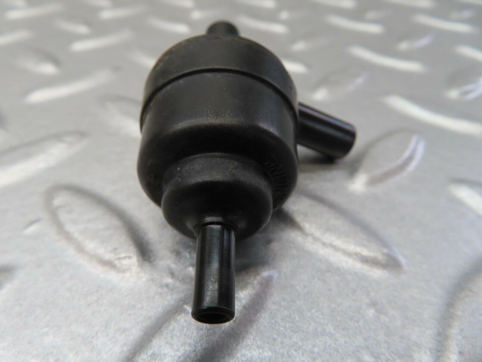 16474 Mercedes-Benz W124 260E Engine Crank Case Vent Valve 1074700893