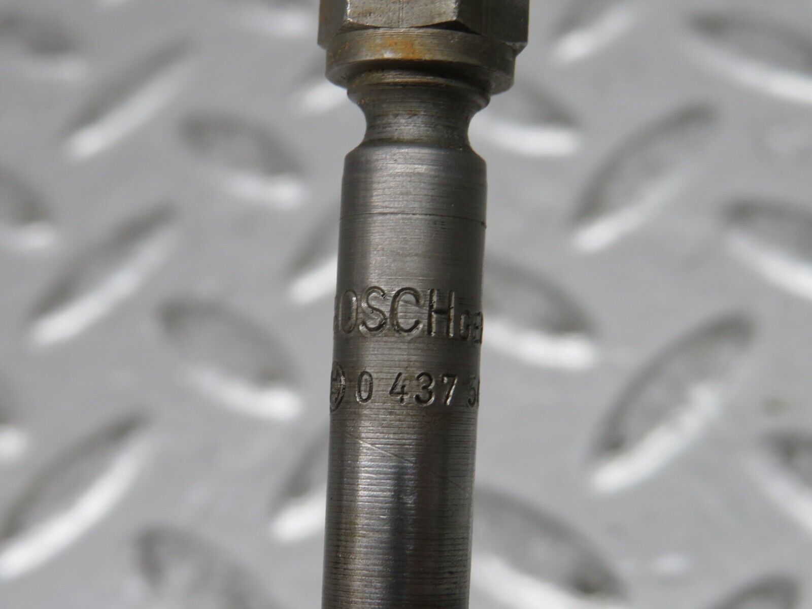 28660 Mercedes-Benz W123 230E Fuel Injector Bosch 0437502010