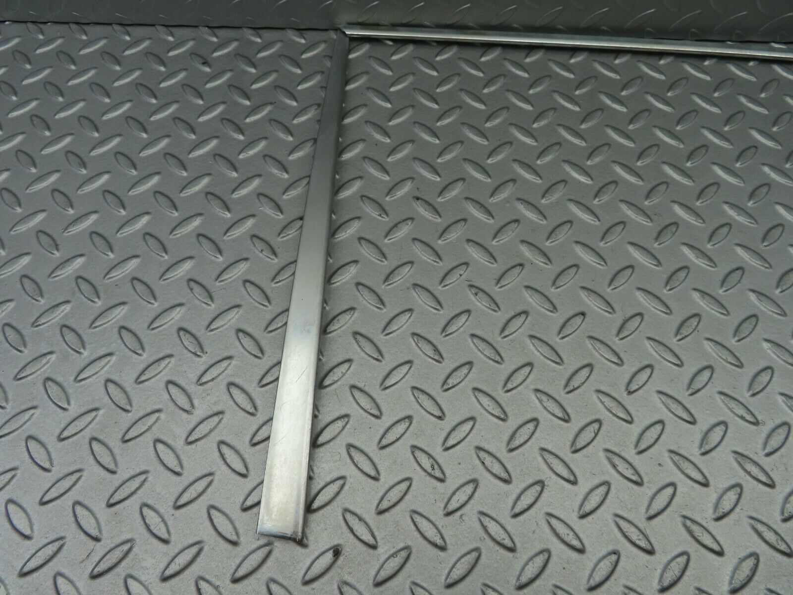 6209 Mercedes-Benz W126 380SE Door Chrome Window Frame Front Right