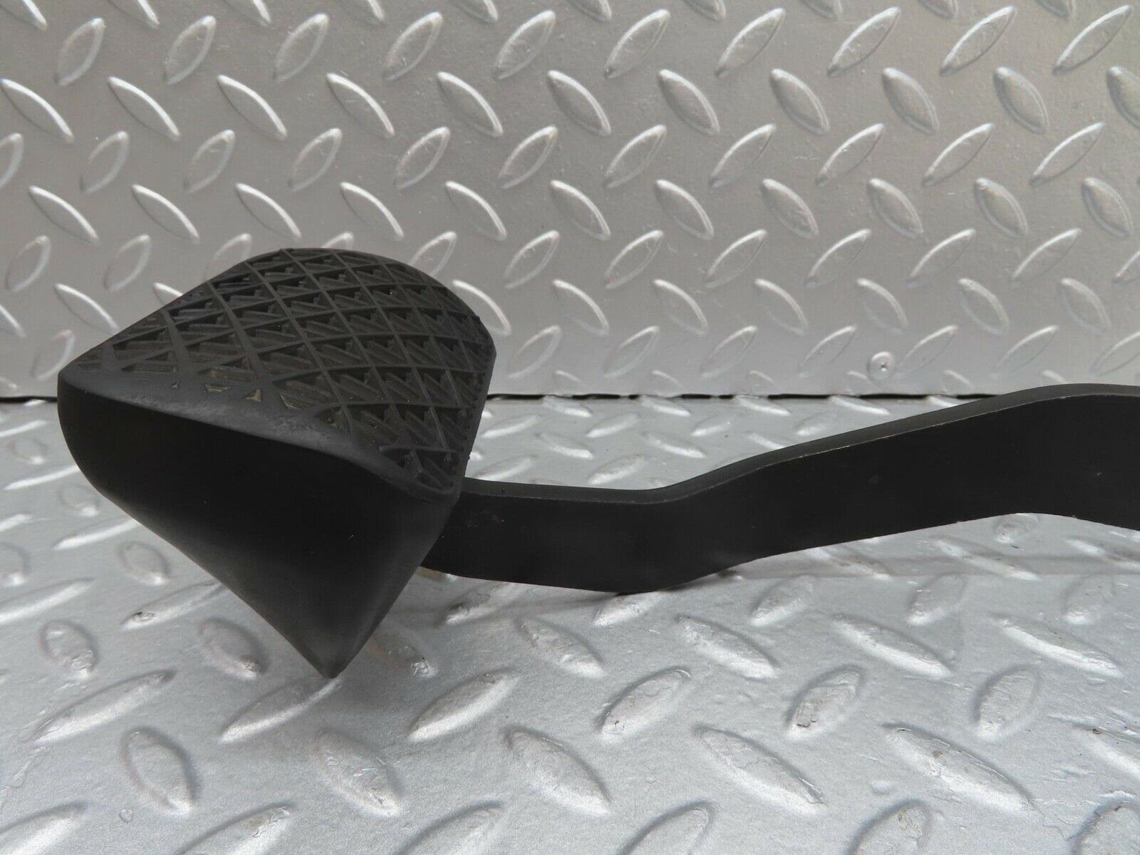 16011 Mercedes-Benz W123 280E Brake Pedal With Rubber 1232910082