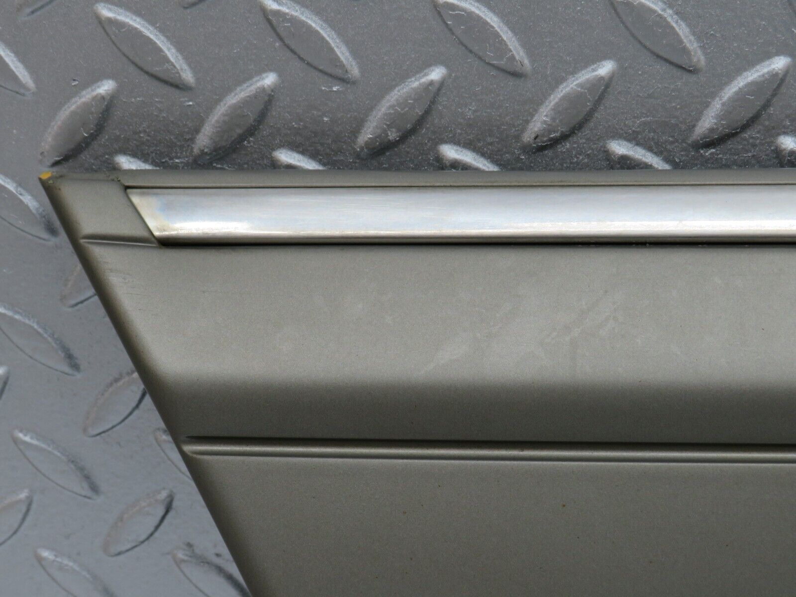 35968 Mercedes-Benz W126 420SE Front Left Fender Wing Moulding Trim 1266903540