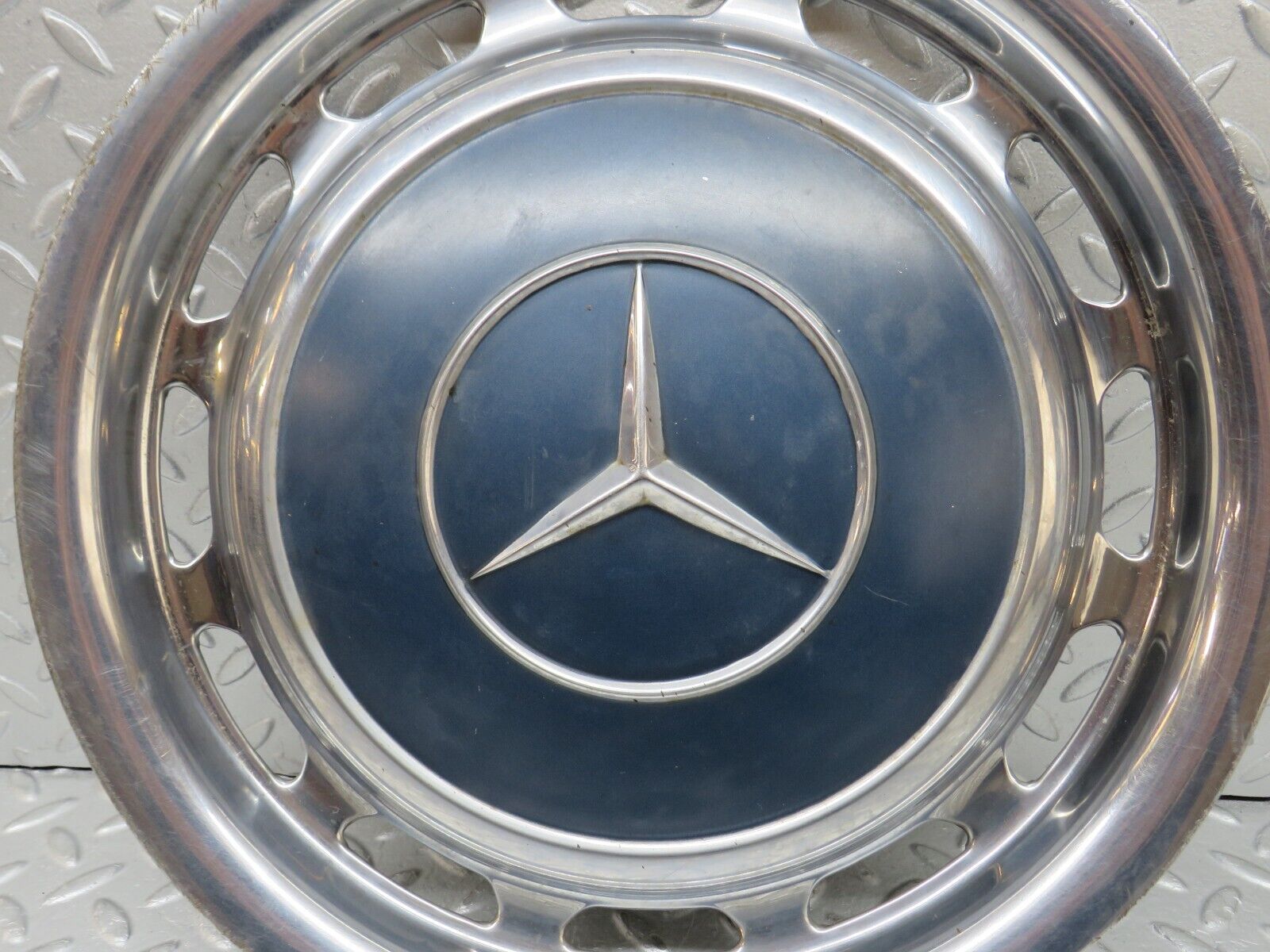 37465 Mercedes-Benz W109 300SEL Wheel Hub Cap 14"