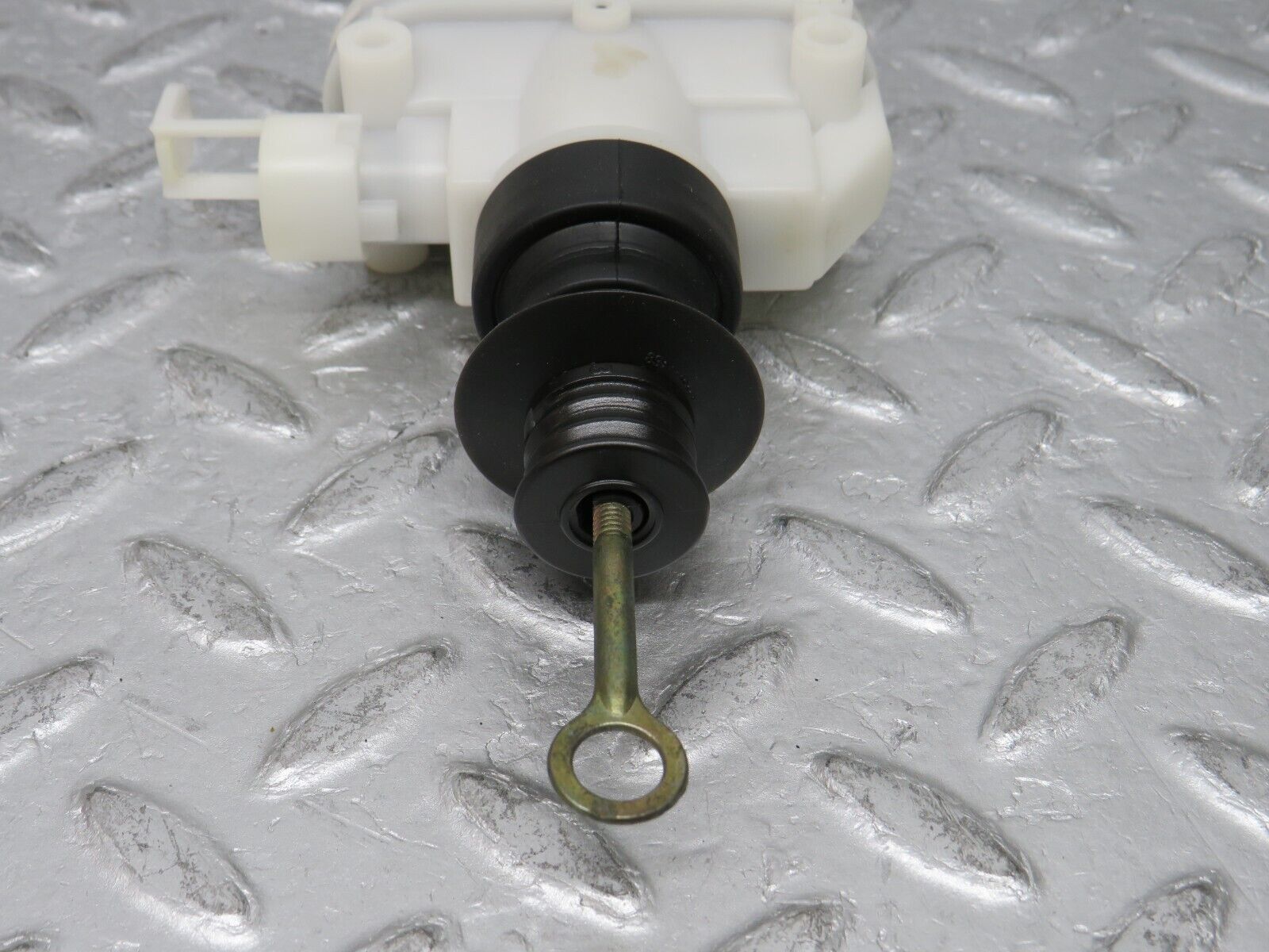 37771 Mercedes-Benz A124 320E Cabriolet Right Door Lock Vacuum Actuator