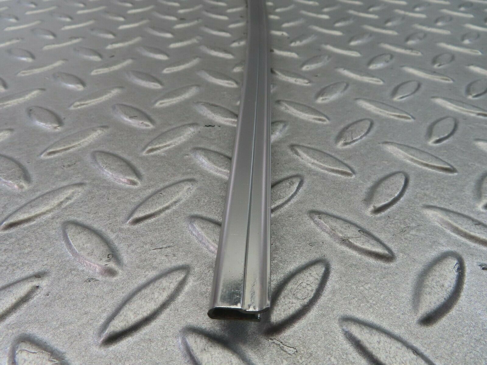 8478 Mercedes-Benz W123 Door Chrome Window Frame Front Left 1237280131