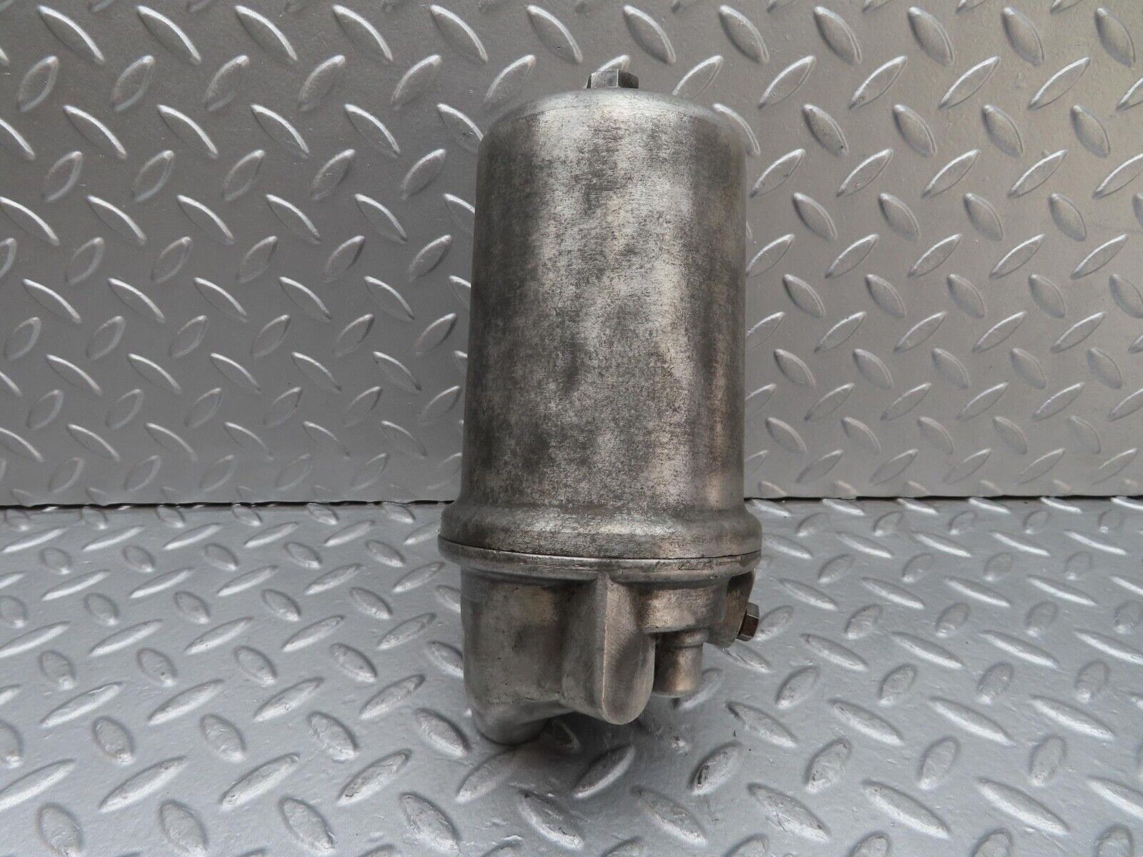 16076 Mercedes-Benz W123 280E Oil Filter Housing 1101802611