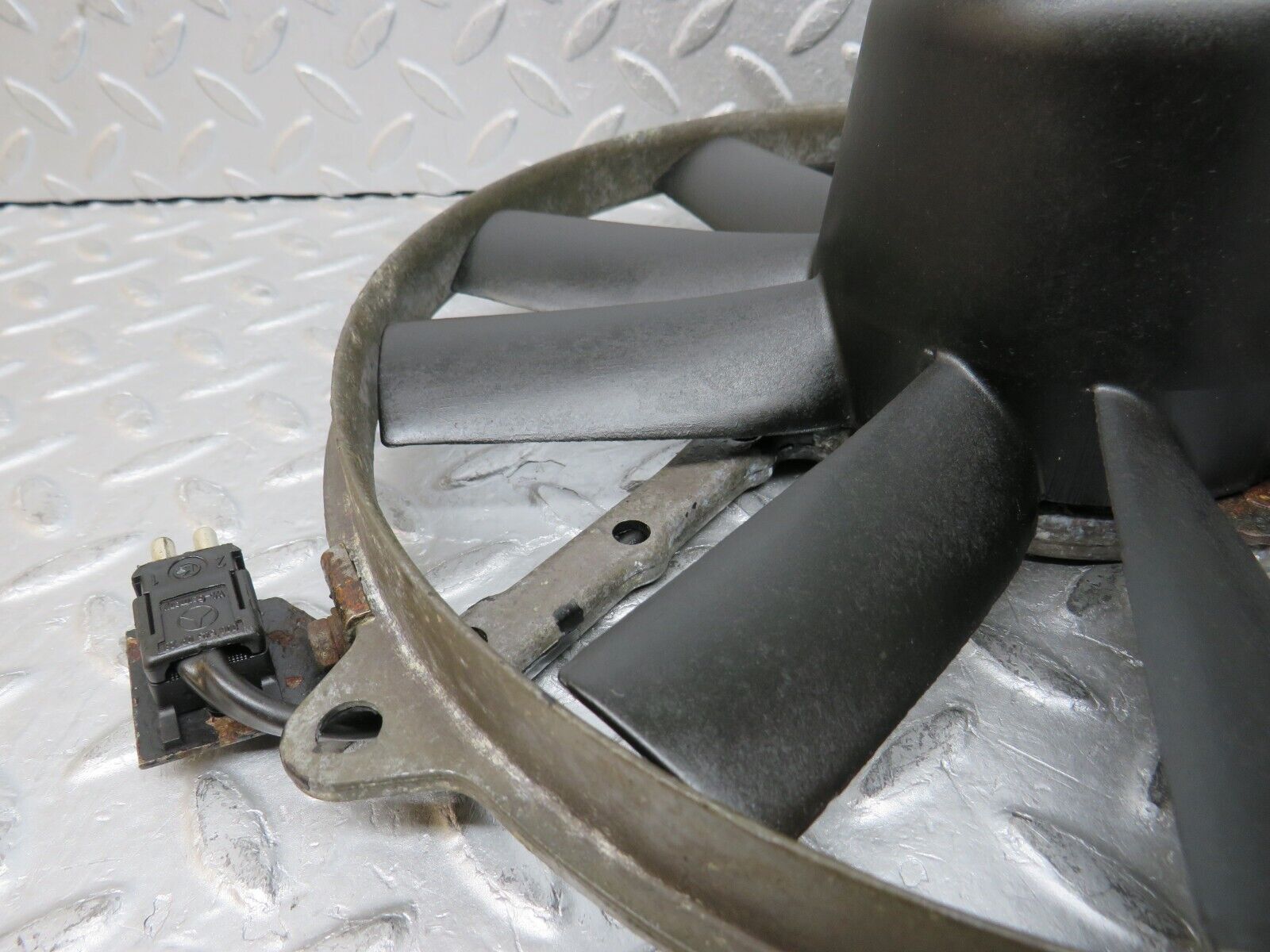 37836 Mercedes-Benz A124 320E Cabriolet Radiator Cooling Fan AEG 0005008593 170080801 1295050455