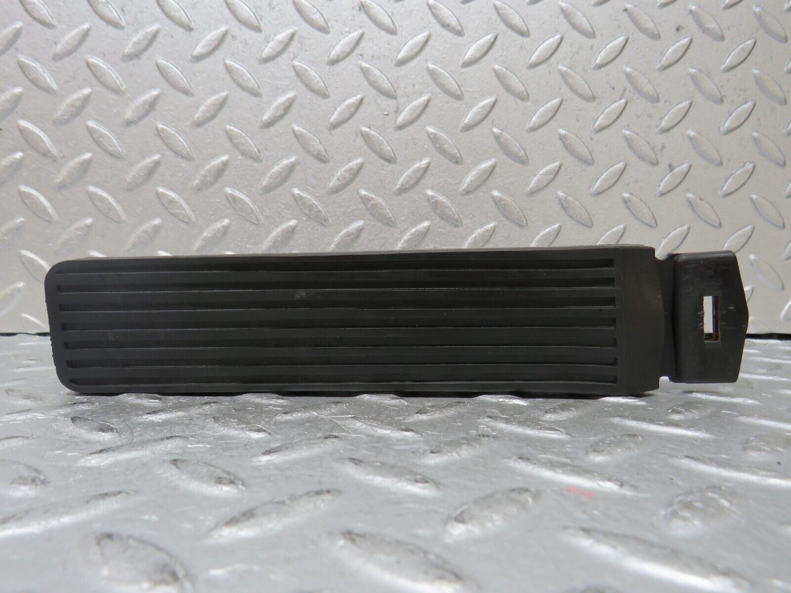 36100 Mercedes-Benz W126 420SE Accelerator Pedal With Rubber 1263000504 1233010082