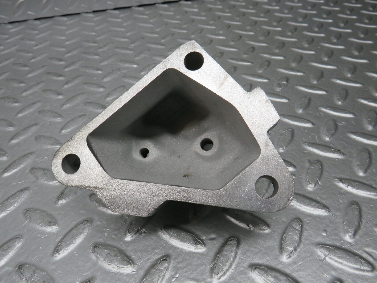 29413 Mercedes-Benz W124 230E Engine Mount Bracket Left Side 1022234104