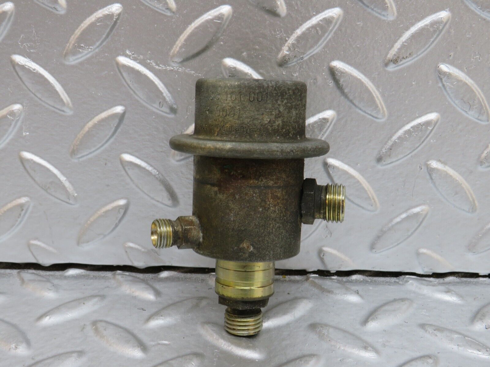 29450 Mercedes-Benz W124 230E Bosch Fuel Pressure Regulator 0438161001