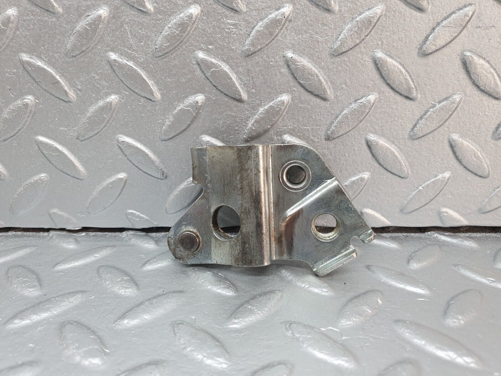 40796 Mercedes-Benz W123 300D Front Right Seat Belt Bracket