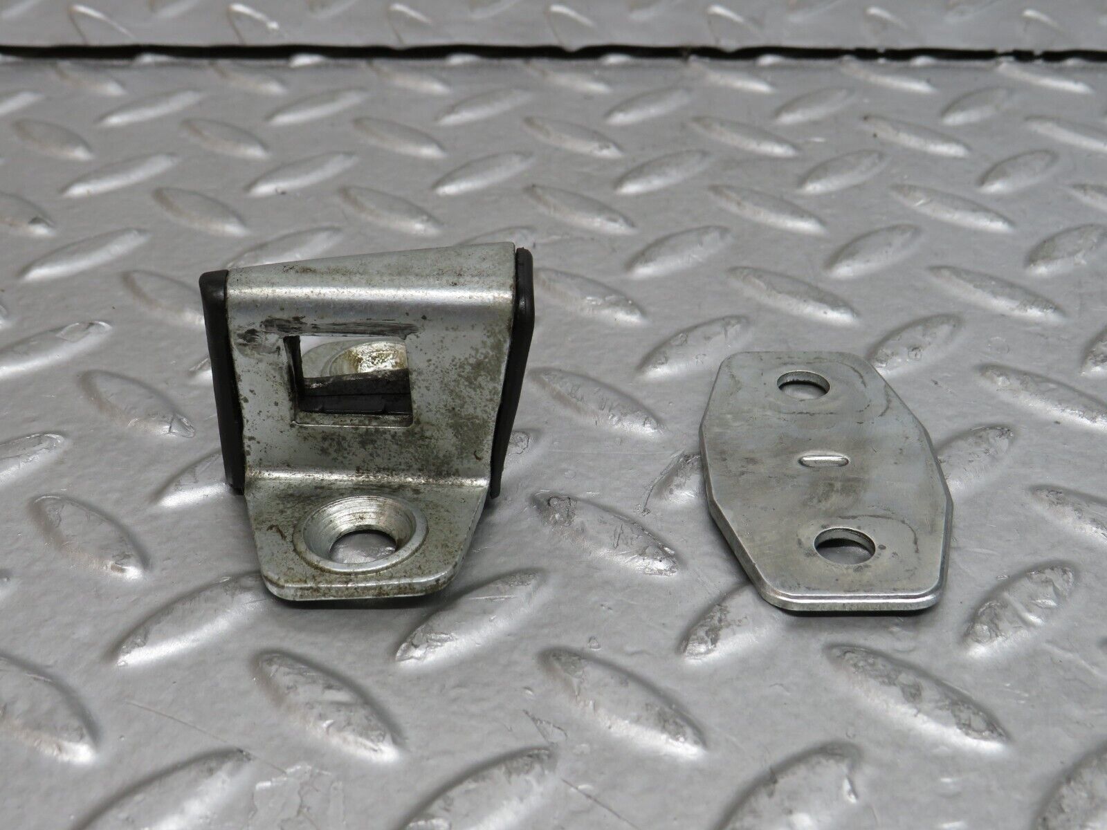 29571 Mercedes-Benz W124 230E Door Lock Latch