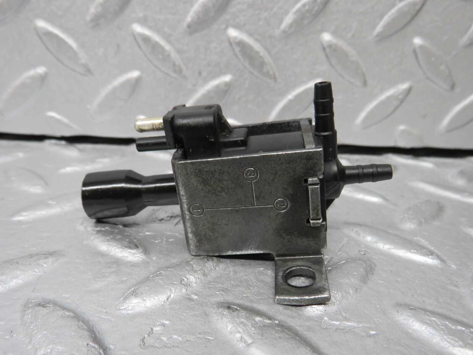 38070 Mercedes-Benz A124 320E Cabriolet Vacuum Control Valve 001540869