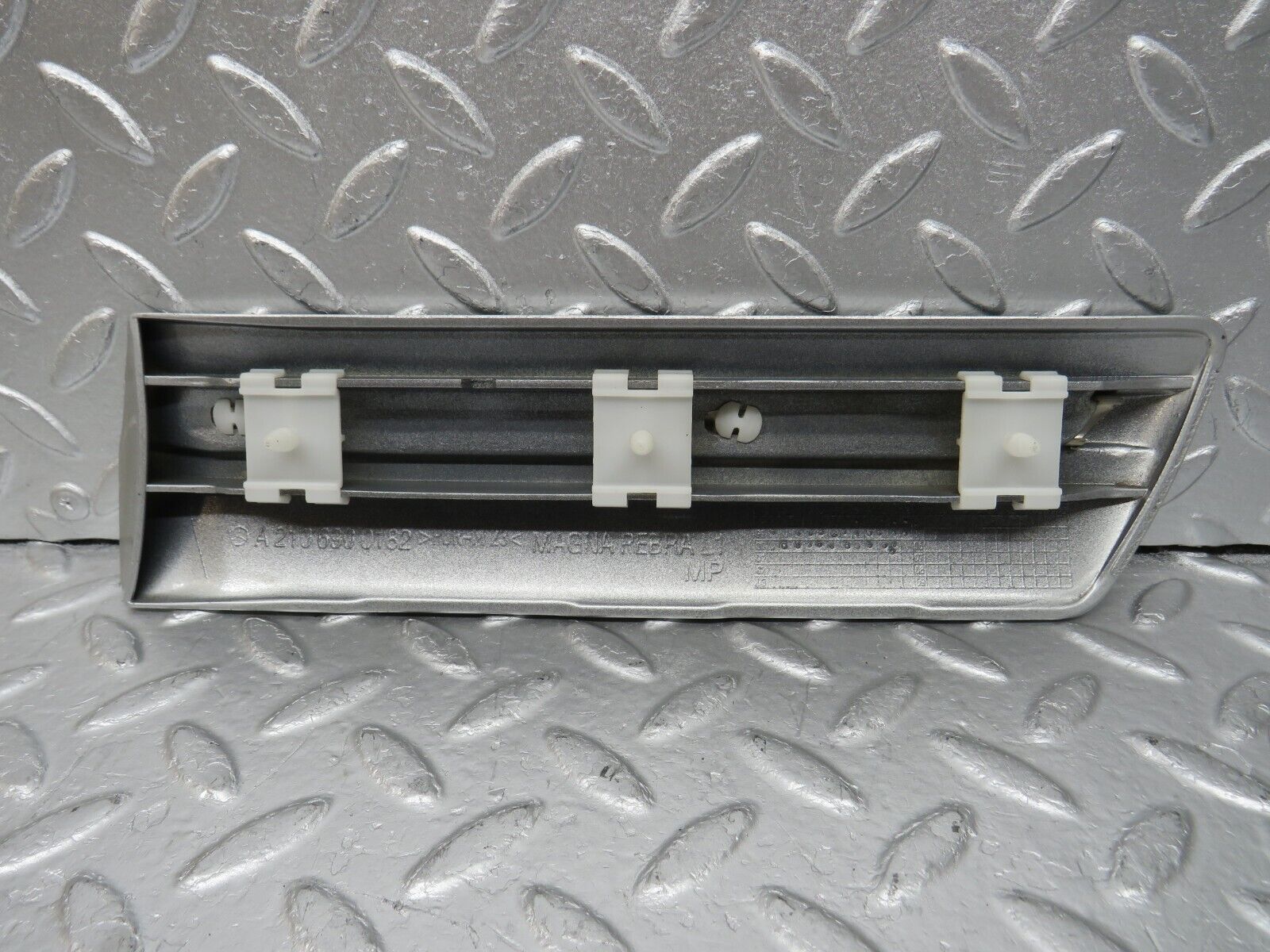 34718 Mercedes-Benz W210 320E Front Left Fender Wing Centre Moulding Trim 210690018