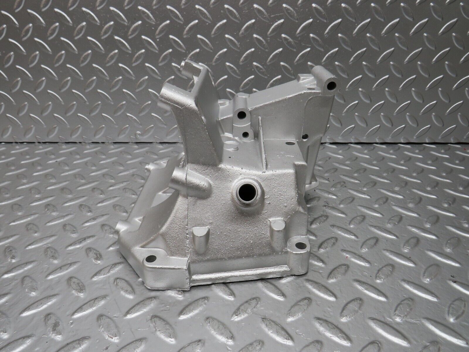 24991 Mercedes-Benz W140 S320 Air Con Compressor Bracket 1042360130