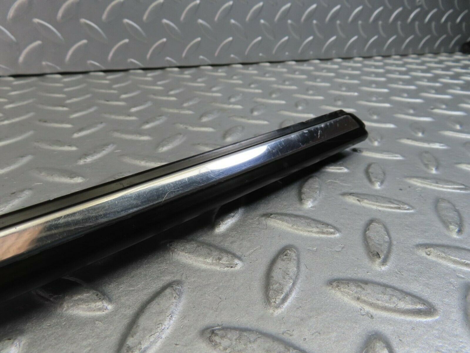 10267 Mercedes-Benz W123 Front Left Fender Wing Centre Moulding Trim