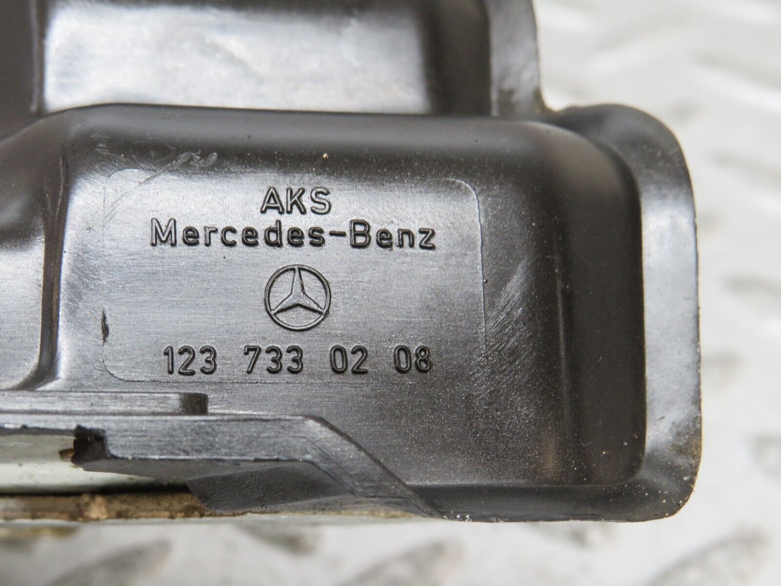 27403 Mercedes-Benz W123 280E Rear Right Door Lock Mechanism 1237230208