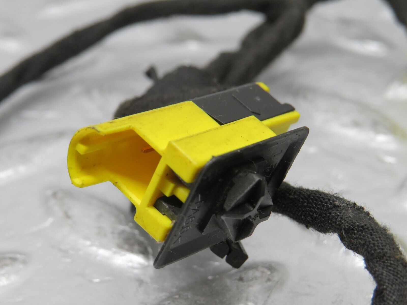 32280 Mercedes-Benz W220 S430 Seatbelt Switch Wire 2205409309