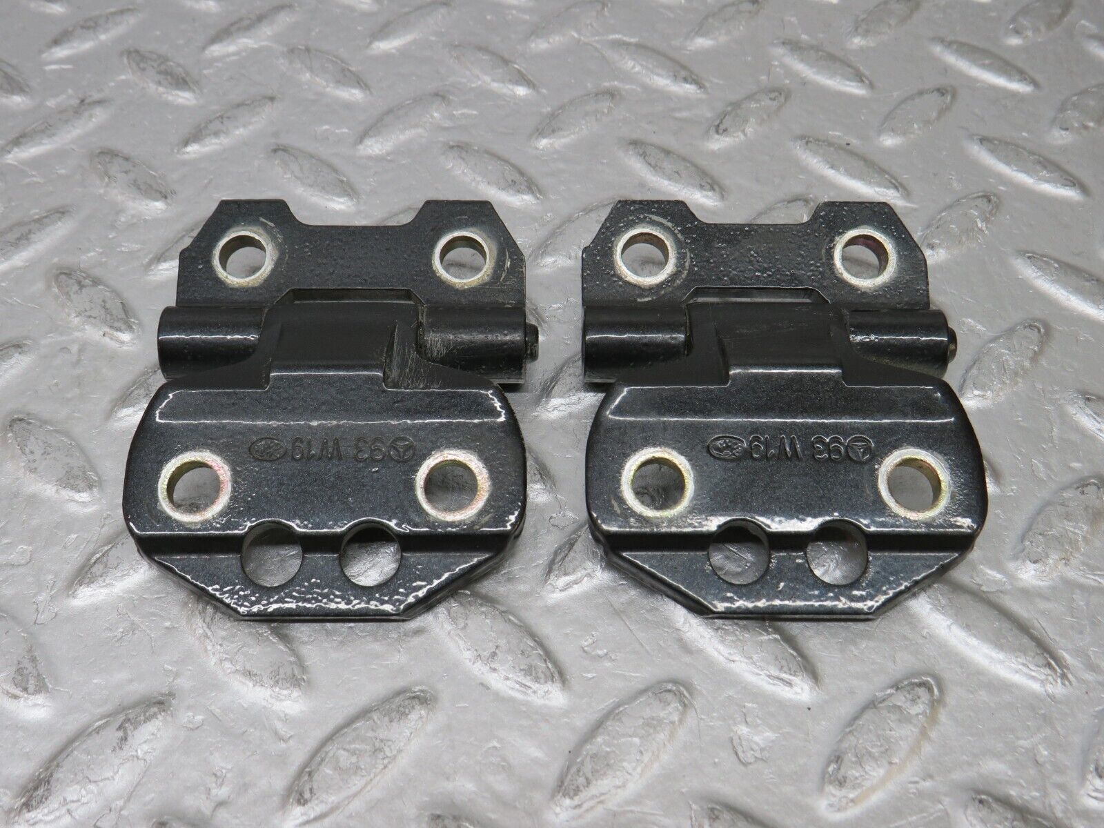 37737 Mercedes-Benz A124 320E Cabriolet Door Hinge Right Side