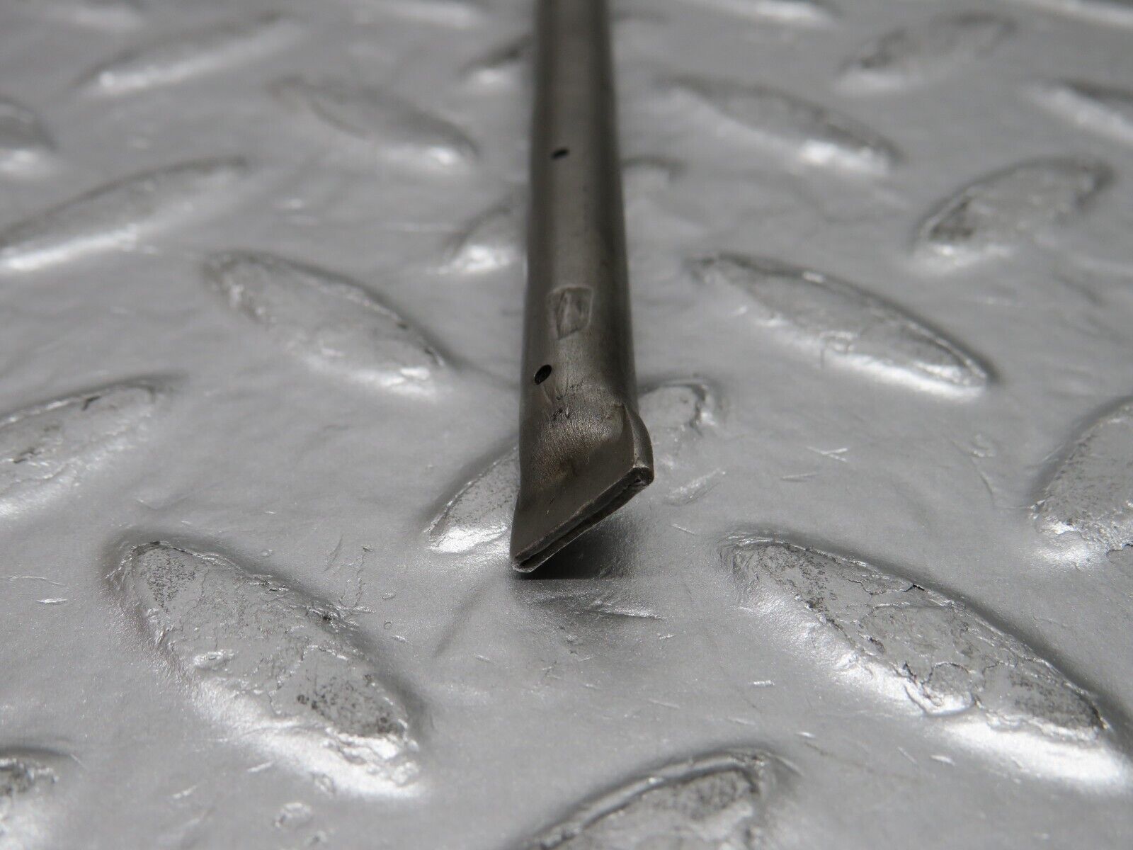 0267 Mercedes-Benz W123 220D Camshaft Oil Tube