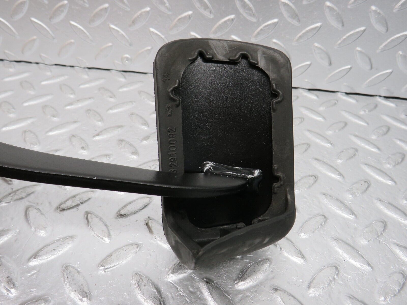 32553 Mercedes-Benz S124 300TE Wagon Brake Pedal With Rubber 1232910082