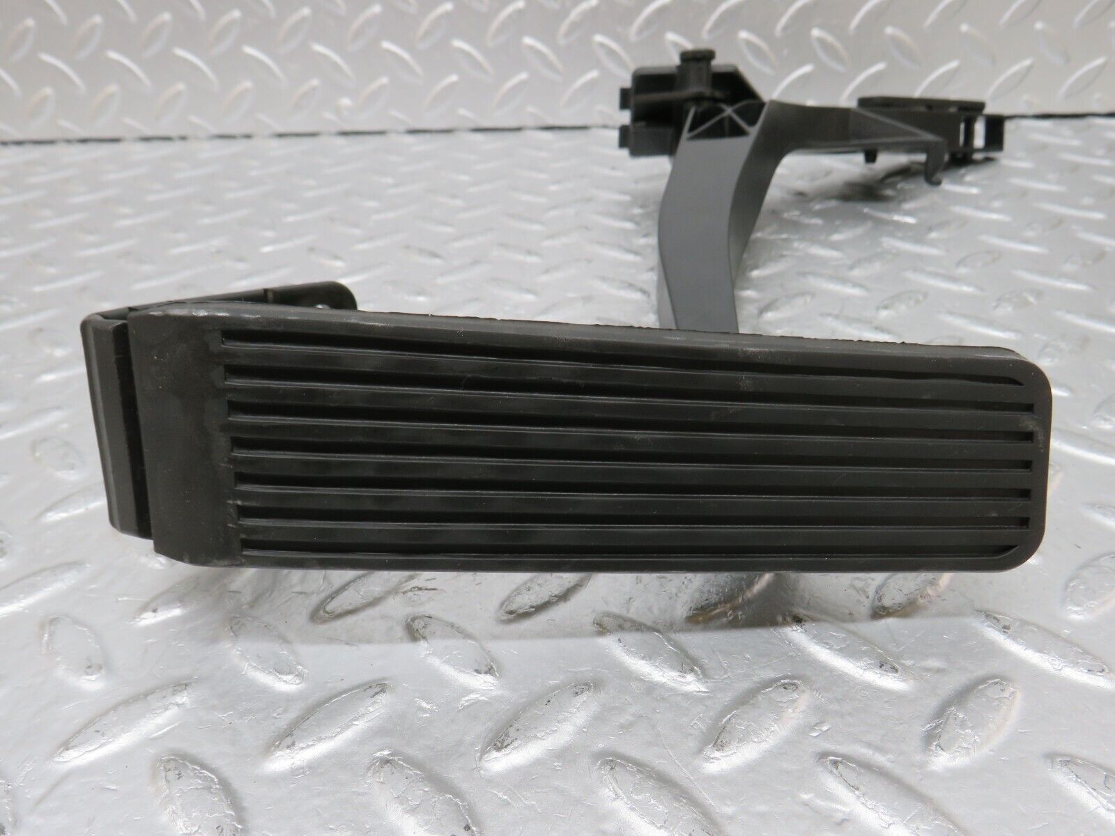 34811 Mercedes-Benz W210 320E Accelerator Pedal & Rubber 2103011820 2203010001