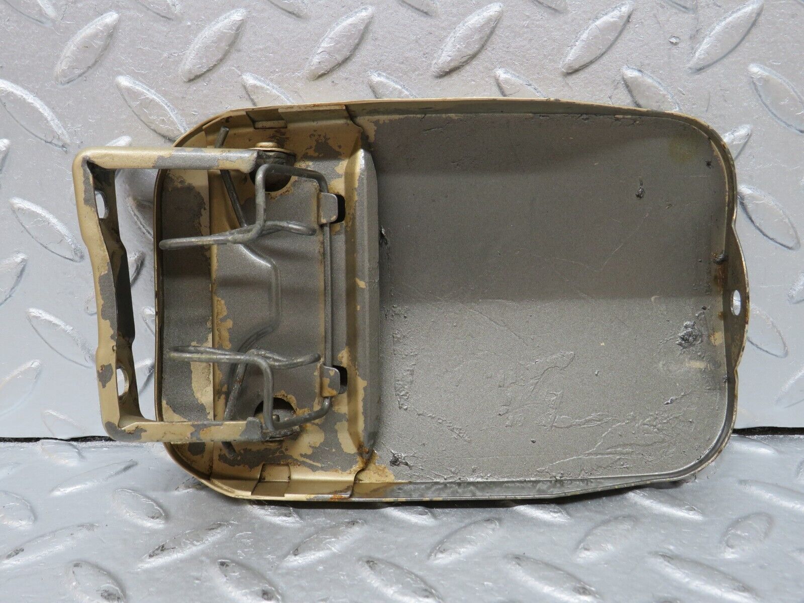 36007 Mercedes-Benz W126 420SE Fuel Tank Flap Cap