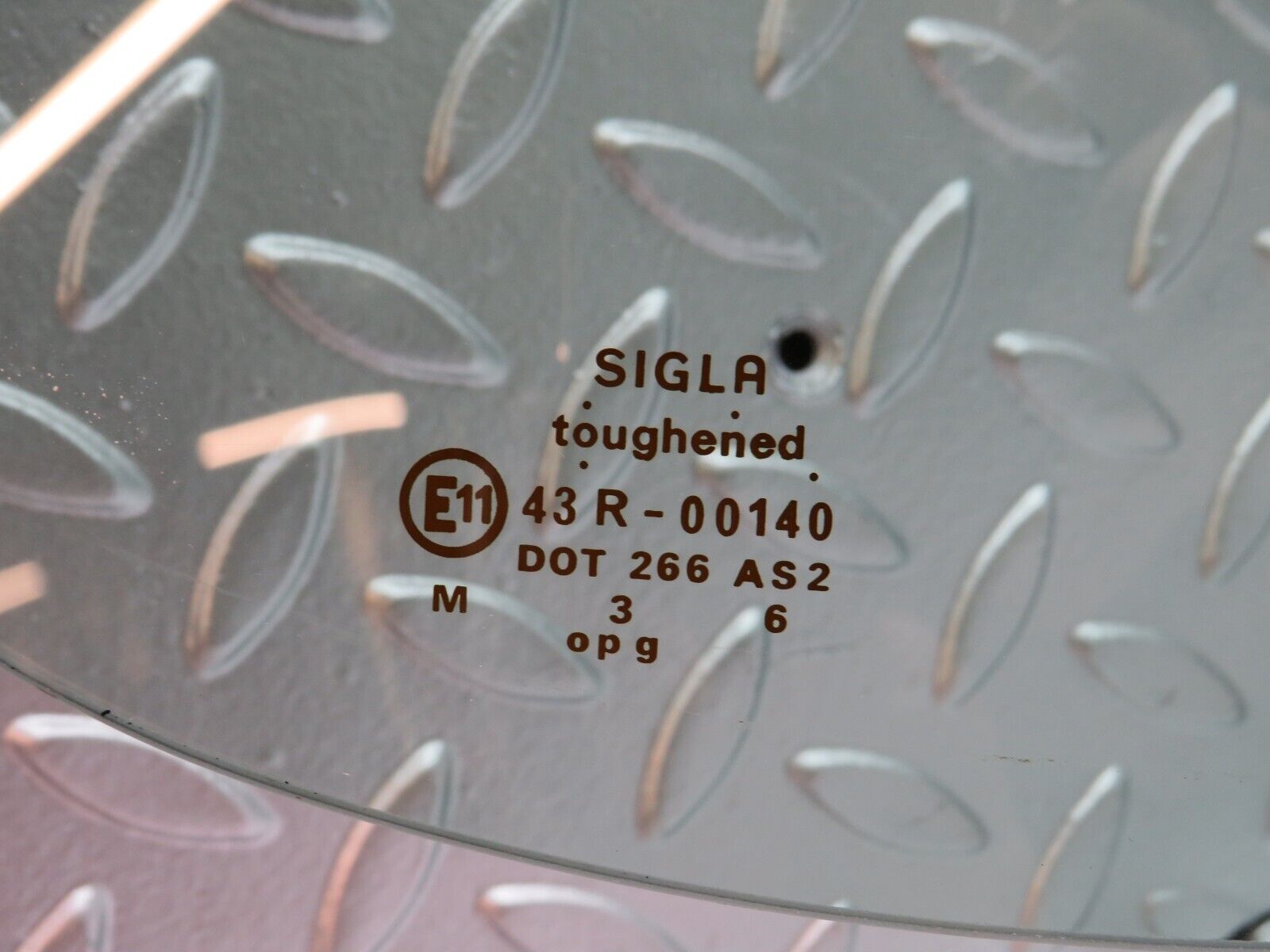 28593 Mercedes-Benz W123 230E Rear Heated Windscreen Glass