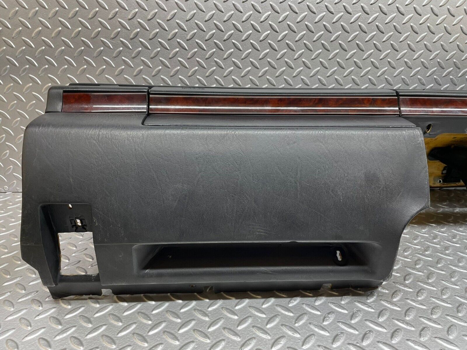 37966 Mercedes-Benz A124 320E Cabriolet Dashboard Black