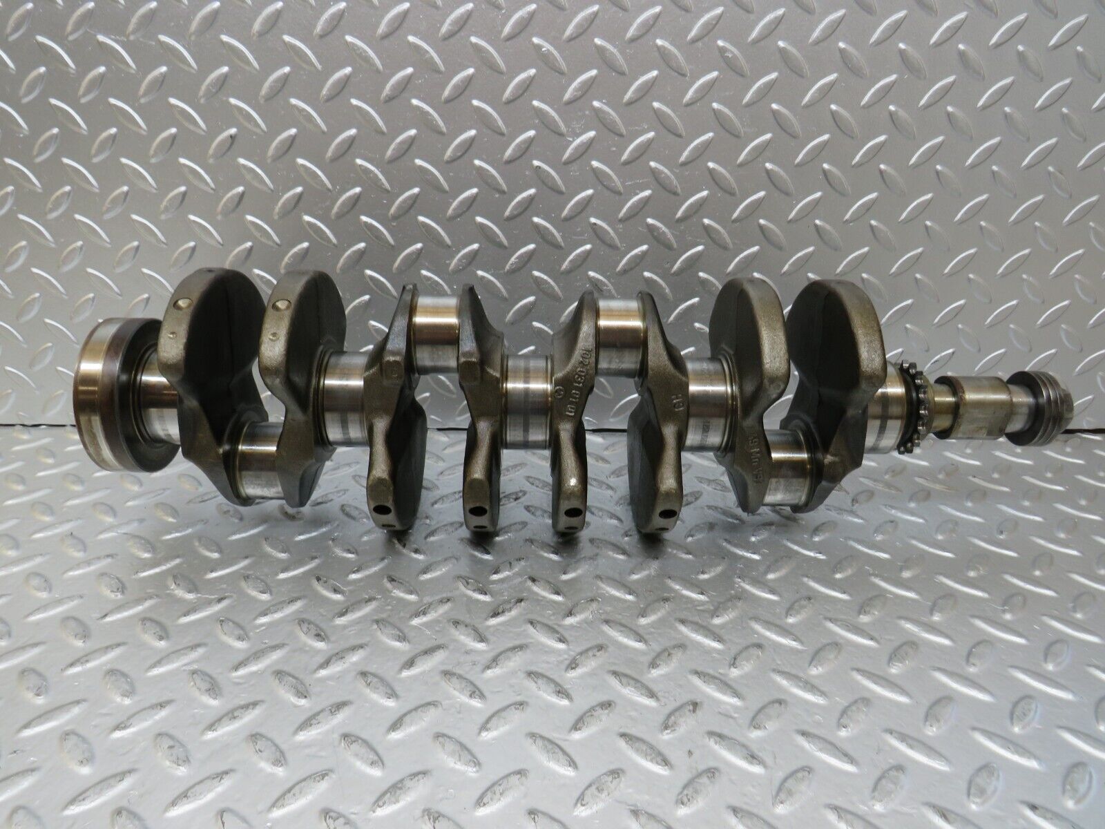 26090 Mercedes-Benz W123 200 Crankshaft 1020310101