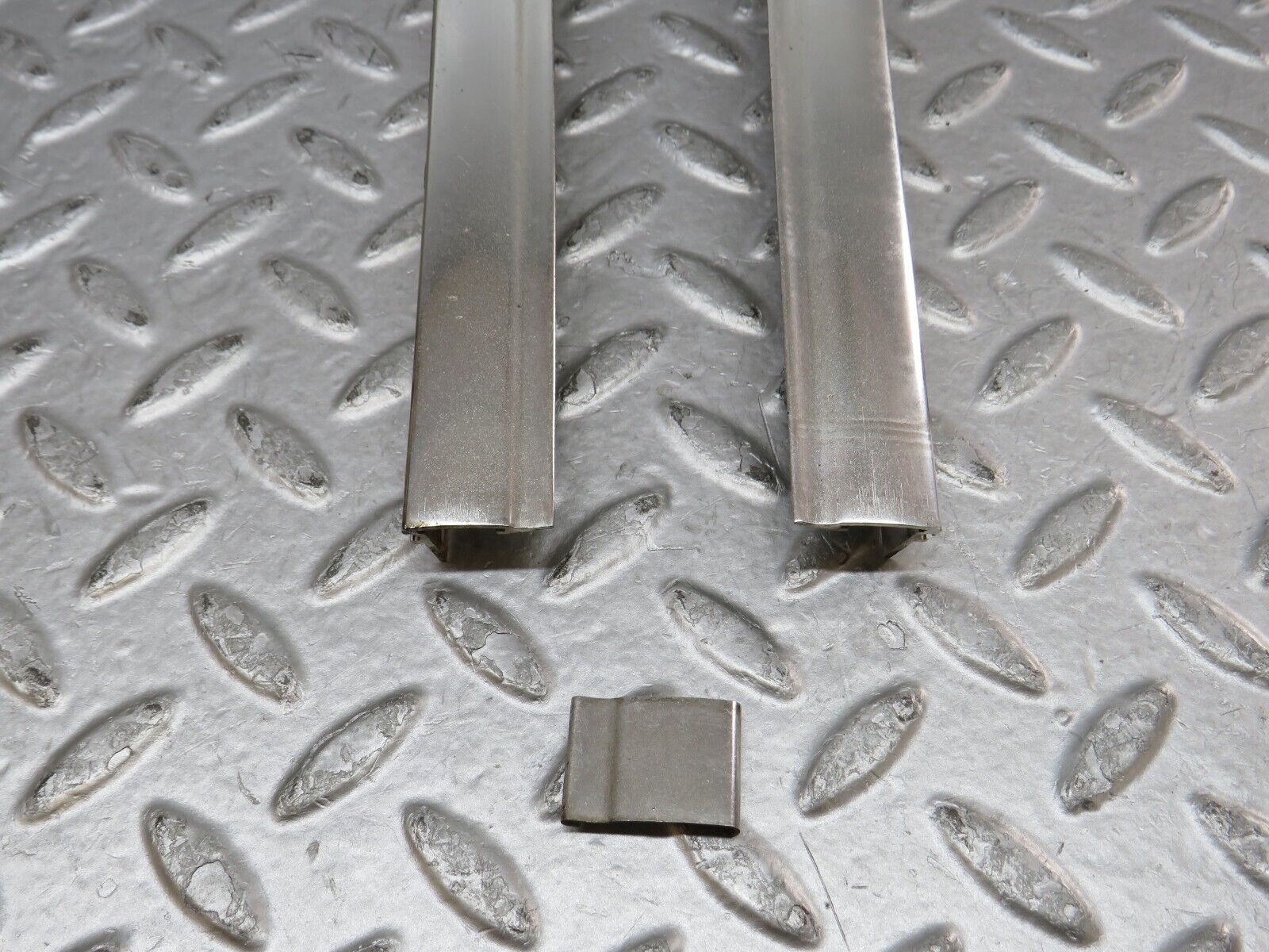 36311 Mercedes-Benz W126 420SE Front Windscreen Top Chrome Frame Trim