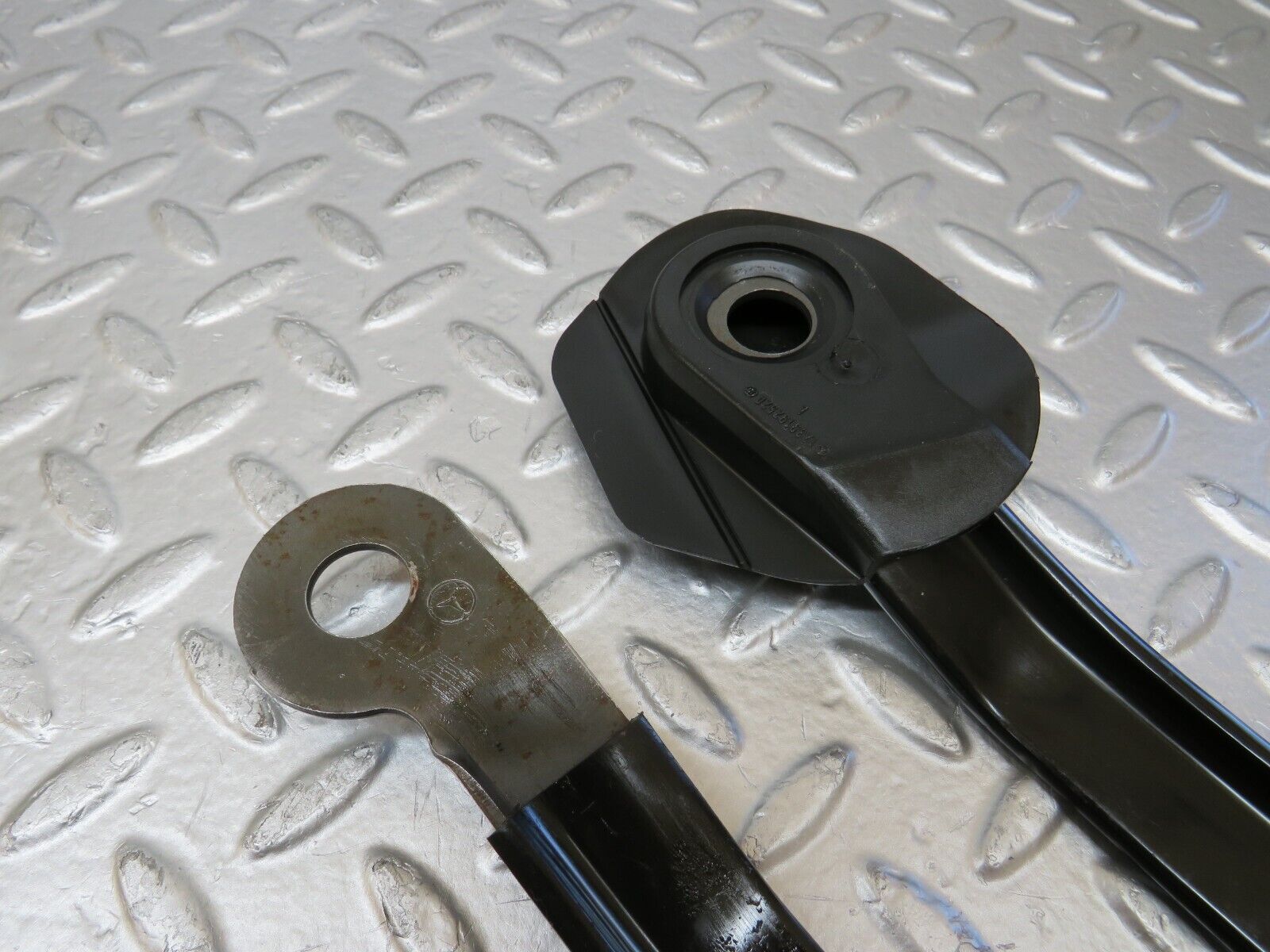 25571 Mercedes-Benz W123 200 Seat Belt Runner Pair