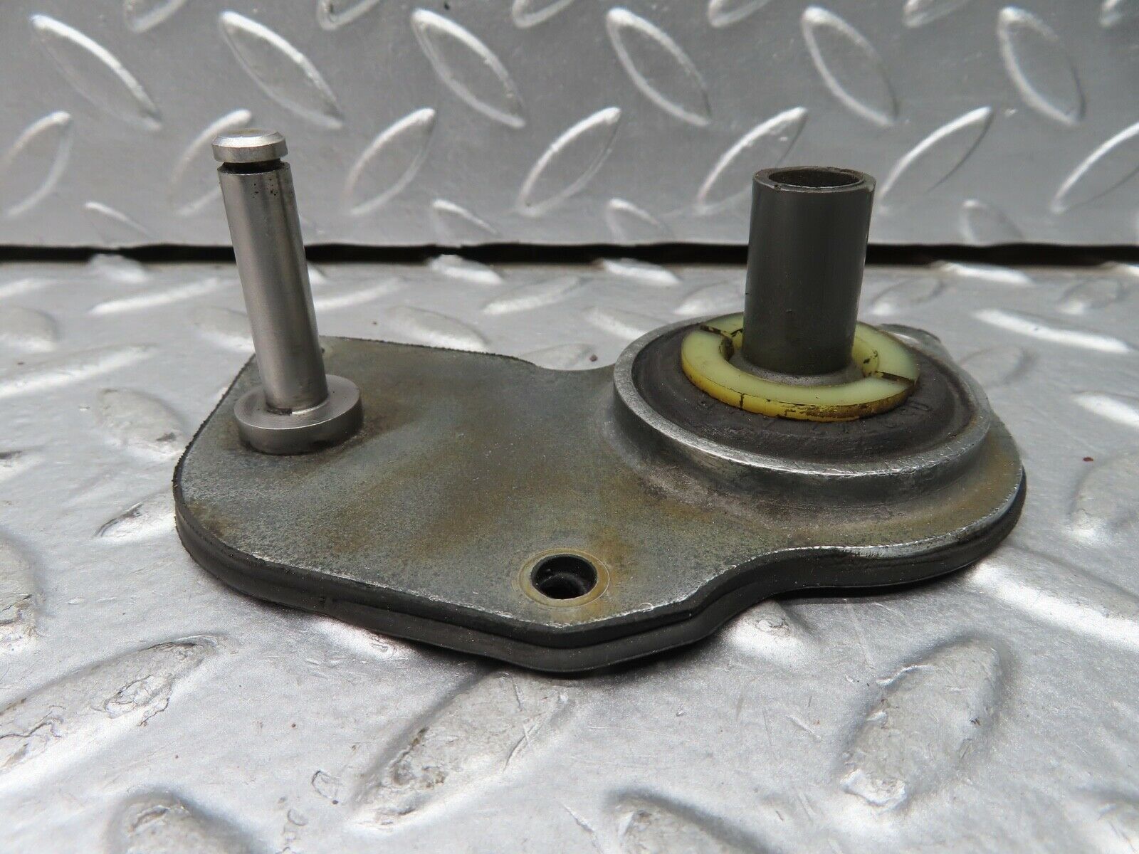 21629 Mercedes-Benz W126 300SE Throttle Linkage Bracket