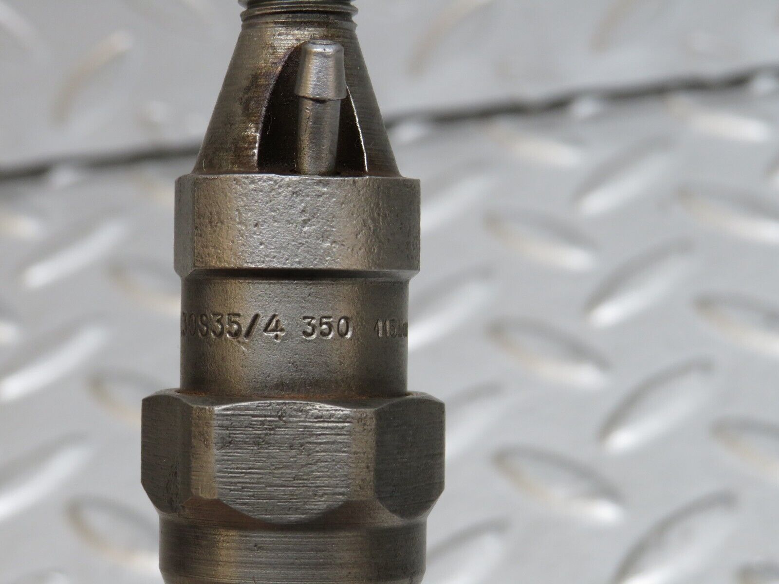 28505 Mercedes-Benz S123 240D Wagon Fuel Injector Bosch KCA30S35/4